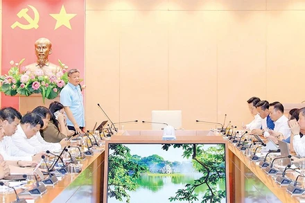 Đại biểu Hội đồng nhân dân thành phố họp thảo luận tại tổ về các vấn đề kinh tế-xã hội.