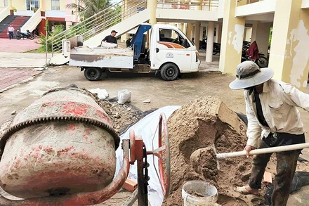 Nhân công tập kết vật tư tiến hành tu sửa trụ sở xã Lâm Hải chuẩn bị làm nơi đặt trụ sở chính của khối chính quyền xã Đất Mới (huyện Năm Căn, tỉnh Cà Mau). (Ảnh H.TÙNG)