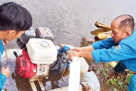 Lực lượng dân quân kiểm tra trang thiết bị chữa cháy.