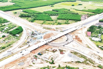 Các đơn vị đang gấp rút thi công hoàn thành nút giao đường vành đai 3-Thành phố Hồ Chí Minh và đường 25C.