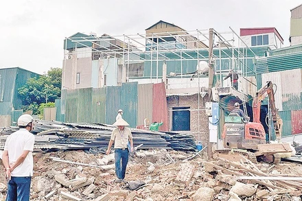 Lực lượng chức năng phường Khương Đình cưỡng chế công trình vi phạm đất đai, trật tự xây dựng.