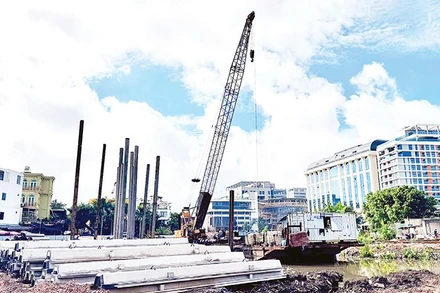 Dự án cải tạo và chỉnh trang rạch Xuyên Tâm đang được tăng tốc thi công ở những đoạn tuyến mà chủ đầu tư đã có mặt bằng sạch.