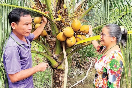 Gia đình bà Nguyễn Thị Ngọc Huệ được hỗ trợ vay vốn để phát triển kinh tế, vươn lên thoát nghèo.