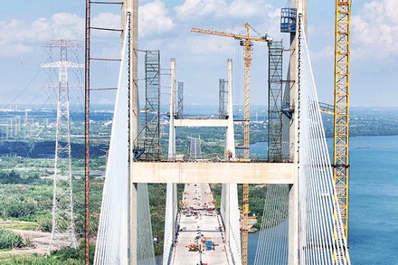 Cầu Bình Khánh bắc qua sông Soài Rạp (nối hai huyện Nhà Bè và Cần Giờ cũ) đang được gấp rút hoàn thiện. (Ảnh THẾ ANH)