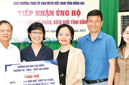 Đại diện Thường trực Ủy ban Mặt trận Tổ quốc tỉnh Đồng Nai tiếp nhận ủng hộ các trường học khó khăn, biên giới.