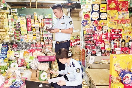 Lực lượng Quản lý thị trường Hà Nội kiểm tra các sản phẩm bánh trung thu, bánh kẹo bày bán trên thị trường.