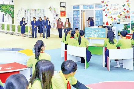 Đoàn giám sát của Hội đồng nhân dân thành phố Hà Nội khảo sát thực tế tại Trường trung học cơ sở Thanh Xuân.