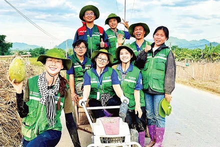 Hoa hậu Bảo Ngọc (ngoài cùng bên trái) dành nhiều thời gian và tâm huyết cho các dự án liên quan đến khí hậu.