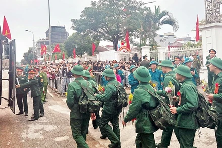 Người thân, bạn bè tiễn thanh niên nhập ngũ.