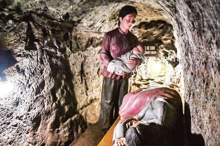 Bên trong địa đạo Vịnh Mốc, bóng đèn điện sẽ được thay thế bằng đèn bão để tái hiện lịch sử.