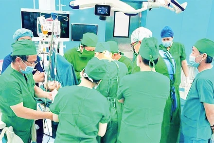 Ê-kíp bác sĩ tiến hành phẫu thuật tại Trung tâm Y tế Quân - Dân y đặc khu Côn Đảo.