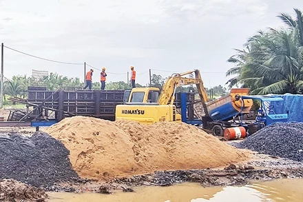 Lực lượng thi công Dự án Đường tỉnh 927 tranh thủ trở lại công trường sau cơn mưa.