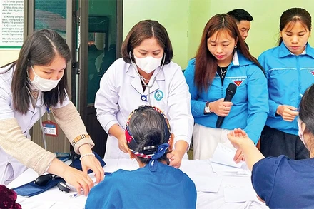 Đoàn viên thanh niên tham gia khám bệnh, phát thuốc miễn phí cho người dân.