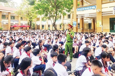 Các em học sinh tham gia một chương trình về phòng, chống bạo lực học đường.