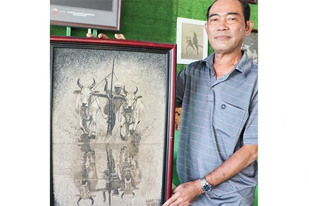 Ông Nguyễn Hoàng Nam và bức tranh "Đua bò Bảy Núi".