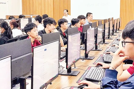 Trường cao đẳng Công nghệ cao Hà Nội tích cực triển khai chuyển đổi số, đầu tư nâng cấp hạ tầng công nghệ thông tin; bài giảng điện tử, bài kiểm tra điện tử. (Ảnh TRƯỜNG CAO ĐẲNG CÔNG NGHỆ CAO HÀ NỘI)