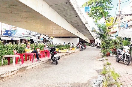 Gầm cầu Chánh Hưng (nối Quận 5 và Quận 8 trước đây) trở thành “tổ hợp” ăn uống, quán giải khát, kể cả nơi bỏ đồ cũ.