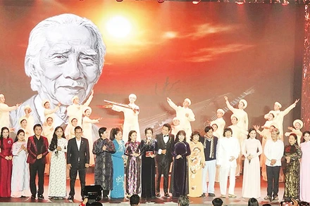 Các nghệ sĩ tham gia đêm tôn vinh soạn giả Viễn Châu ở xã Đất Đỏ.