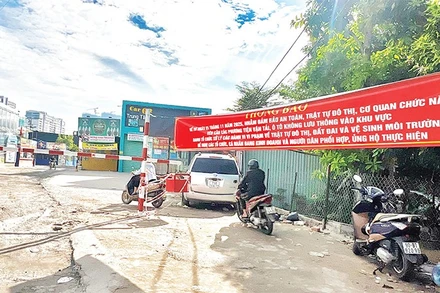 Ủy ban nhân dân phường Bình Trưng treo bảng thông báo về việc xử lý vi phạm trật tự đô thị tại một khu đất trên địa bàn phường.