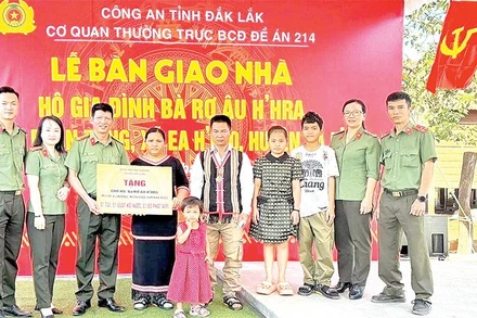 Công an tỉnh Đắk Lắk bàn giao nhà cho gia đình bà Rơ Âu H'Hra, xã Ea H'leo.