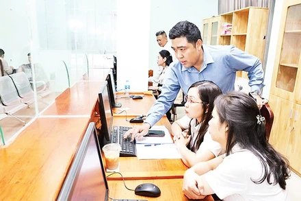 Cán bộ phường Biên Hòa, tỉnh Đồng Nai tập huấn về ứng dụng phần mềm trong tiếp nhận thủ tục hành chính.