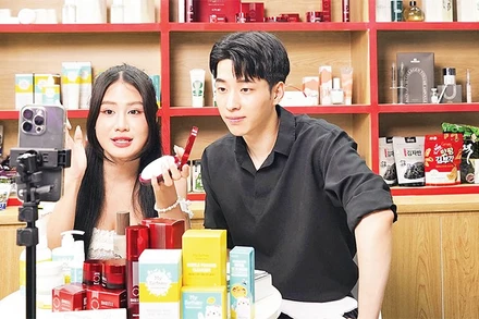 Hoạt động livestream bán hàng trên các sàn thương mại điện tử diễn ra sôi động trên địa bàn Thành phố Hồ Chí Minh. (Ảnh THẾ ANH)