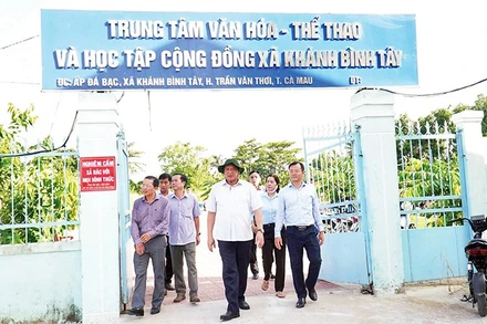 Lãnh đạo tỉnh Cà Mau kiểm tra cơ sở vật chất chuẩn bị vận hành xã mới tại huyện Trần Văn Thời. (Ảnh HỮU TÙNG)