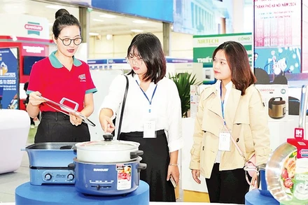 Khách hàng tìm hiểu sản phẩm tại Hội chợ triển lãm sản phẩm công nghiệp chủ lực Thành phố Hà Nội năm 2025.