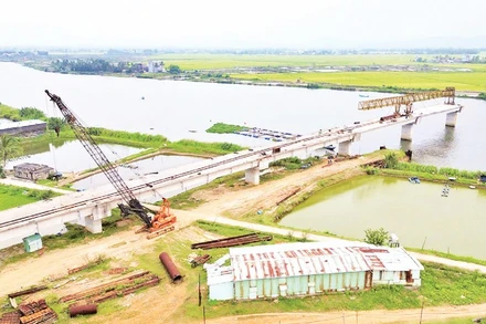 Dự án cầu Tam Tiến và đường dẫn được khởi công từ tháng 12/2020, tuy nhiên hơn 4 năm qua, dự án vẫn xây dựng dang dở.