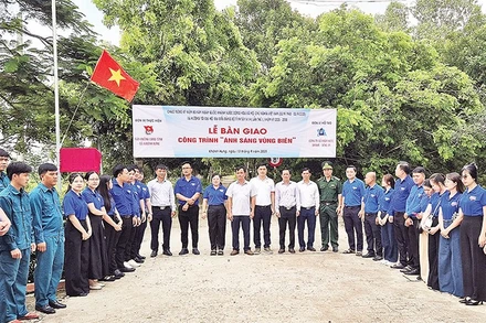 Công trình ánh sáng vùng biên do Đoàn Thanh niên Văn phòng Ủy ban nhân dân tỉnh Tây Ninh vận động Biwase- Long An hỗ trợ 20 trụ đèn năng lượng mặt trời đã thắp sáng tuyến đường tuần tra biên giới (ấp Gò Xoài, xã Khánh Hưng dài 1 km).
