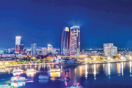 Tàu du lịch đưa khách tham quan Đà Nẵng về đêm.