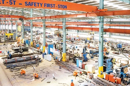 Công nhân Tập đoàn Đại Dũng sản xuất kết cấu thép cho dự án năng lượng điện gió Greater Changhua.