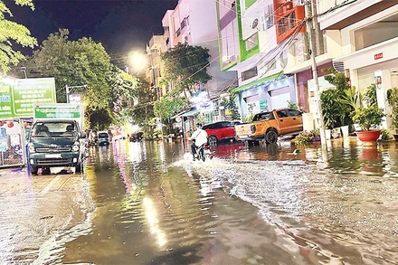 Nhiều tuyến đường nội đô thành phố Cần Thơ ngập nặng sau cơn mưa.