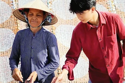 Người dân giới thiệu cho du khách các công đoạn làm bánh tại làng nghề.