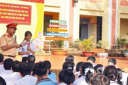 Lực lượng Cảnh sát giao thông Công an tỉnh Đồng Nai tuyên truyền kỹ năng tham gia giao thông an toàn cho học sinh.