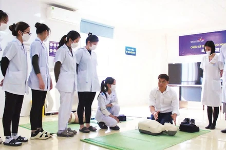 Chuyên gia nước ngoài hướng dẫn kỹ thuật chuyên sâu cho sinh viên Trường cao đẳng Y tế Thái Bình.