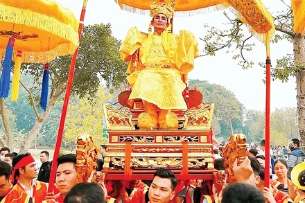 Lễ hội rước vua giả ở đền Sái (xã Thư Lâm, Hà Nội) là lễ hội lớn trong vùng, hằng năm thu hút đông đảo khách du lịch.