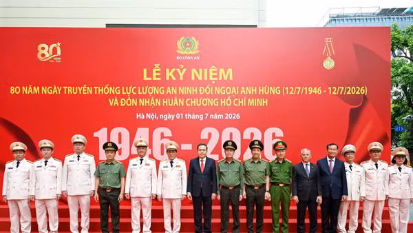Chủ tịch Quốc hội Trần Thanh Mẫn và các đồng chí lãnh đạo Đảng, Nhà nước, Bộ Công an với lực lượng An ninh đối ngoại.