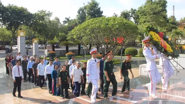 Đoàn đại biểu Hội Hỗ trợ gia đình Liệt sĩ Việt Nam dâng hương, dâng hoa tưởng niệm các Anh hùng Liệt sĩ tại Đài tưởng niệm trên đường Bắc Sơn, Hà Nội. (Ảnh: VŨ MINH)