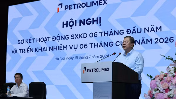 Phó Thủ tướng Thường trực Phạm Gia Túc phát biểu chỉ đạo Hội nghị sơ kết 6 tháng đầu năm, triển khai kế hoạch sản xuất, kinh doanh 6 tháng cuối năm 2026 của Tập đoàn Xăng dầu Việt Nam. (Ảnh: VGP/PHƯƠNG NGUYÊN)