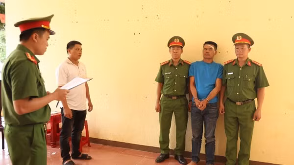 Cơ quan chức năng tống đạt quyết định giữ người trong trường hợp khẩn cấp đối với Trần Hoàng Diệu. (Ảnh: Công an tỉnh Quảng Trị)