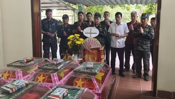 Hài cốt liệt sĩ được đưa về nhà chờ Đội Tìm kiếm, quy tập hài cốt liệt sĩ để tổ chức an táng theo quy định.