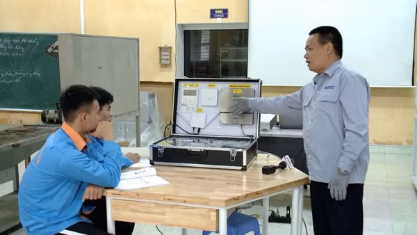 Trong nhiều lớp học nghề hiện nay, công nghệ mô phỏng đã trở thành bước chuẩn bị trước khi sinh viên bước vào xưởng thực hành.