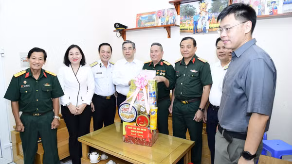 Đoàn lãnh đạo Thành phố Hồ Chí Minh thăm gia đình chính sách tại đặc khu Côn Đảo nhân dịp kỷ niệm 79 năm Ngày Thương binh-Liệt sĩ.
