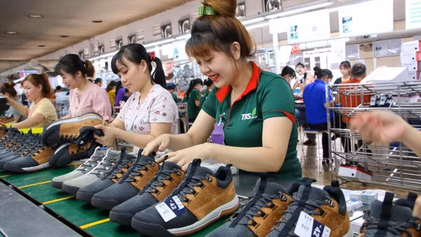 Sản xuất giày tại nhà máy TBS Group, phường Bình Dương. (Ảnh: THẾ ANH)