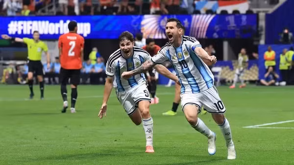 Lionel Messi ăn mừng bàn thắng gỡ hòa cho Argentina. (Ảnh: FIFA)