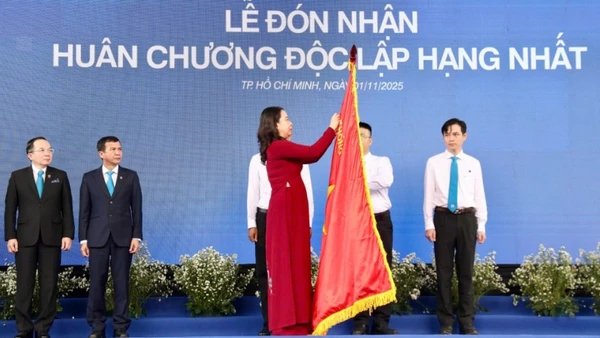 Phó Chủ tịch nước Võ Thị Ánh Xuân trao Huân chương Độc lập hạng Nhất cho Bệnh viện Thống Nhất.