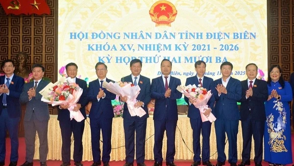Đồng chí Trần Tiến Dũng, Bí thư Tỉnh ủy Điện Biên cùng các đồng chí trong Ban Thường vụ Tỉnh ủy tặng hoa, chúc mừng đồng chí Lò Văn Phương (thứ 3 từ trái sang), nguyên Chủ tịch Hội đồng nhân dân tỉnh đã hoàn thành nhiệm vụ; chúc mừng hai đồng chí được tín nhiệm, bầu lãnh đạo Hội đồng nhân dân và Ủy ban nhân dân tỉnh. 