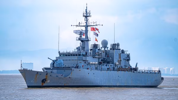 Tàu tuần dương Prairial của Hải quân Pháp cập cảng Tiên Sa.