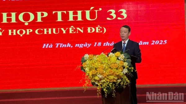 Đồng chí Phan Thiên Định, Chủ tịch Ủy ban nhân dân tỉnh Hà Tĩnh phát biểu nhận nhiệm vụ.